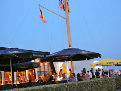 Terrasse1 Next to the boats