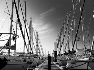 Voiliers prêts pour le départ en mer